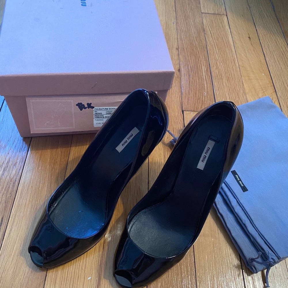Miu miu black patent leather peep toe pumps